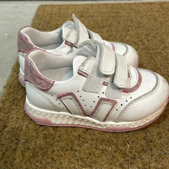 Toddler girl %100 leather sneakers - Picture 1 of 7
